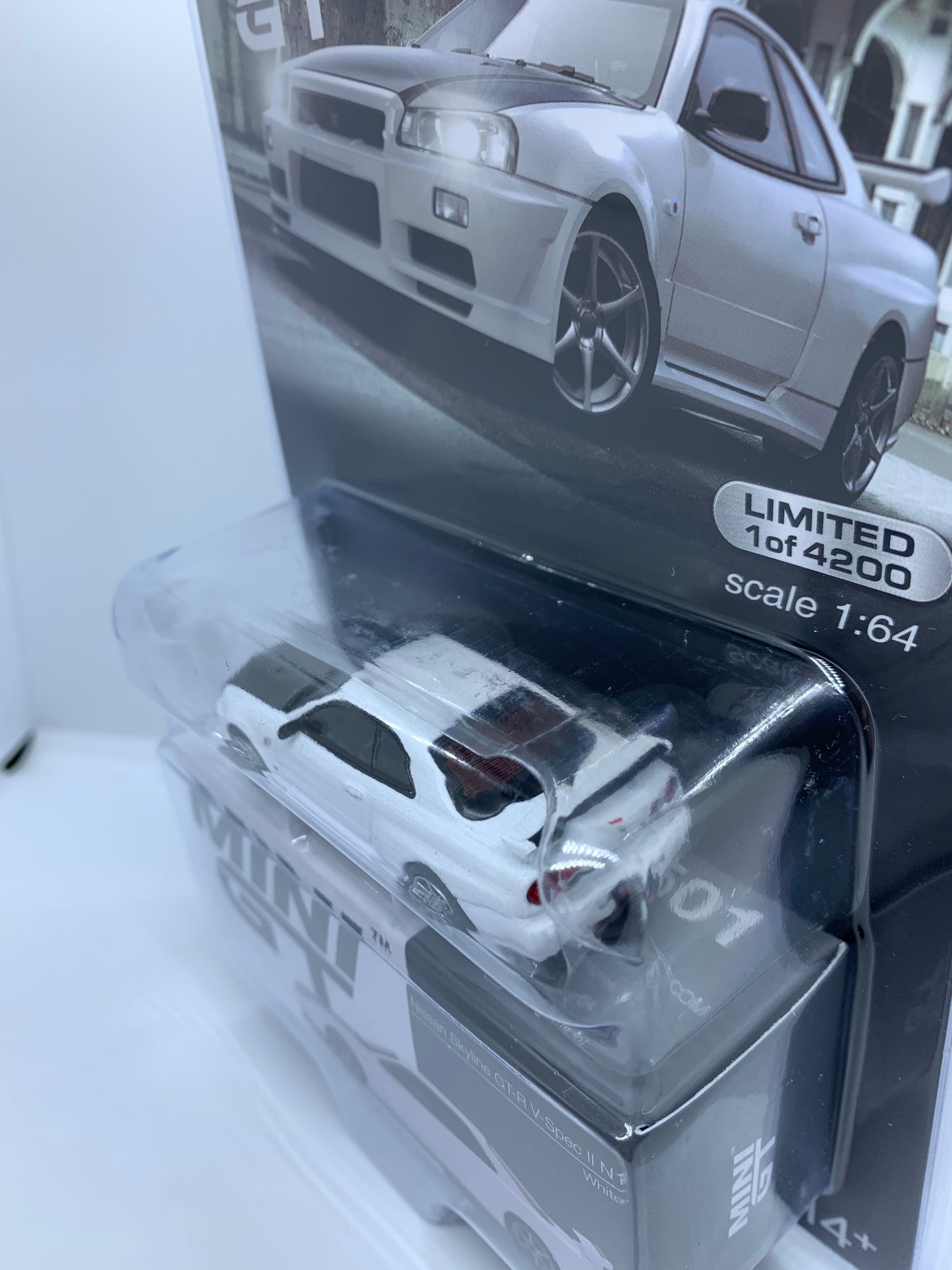 MINI GT - Nissan Skyline R34 GT-R V-Spec II N1 White - Display Blister Packaging